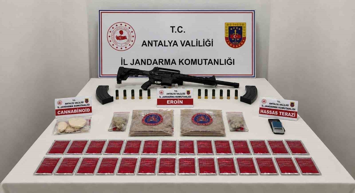 Antalya\'da Uyuşturucu Operasyonu: 3 Kilo Ele Geçirildi
