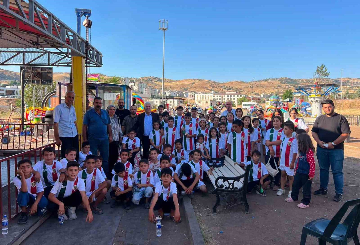 Belediye başkanından Kur-’an kursu öğrencilerine forma jesti