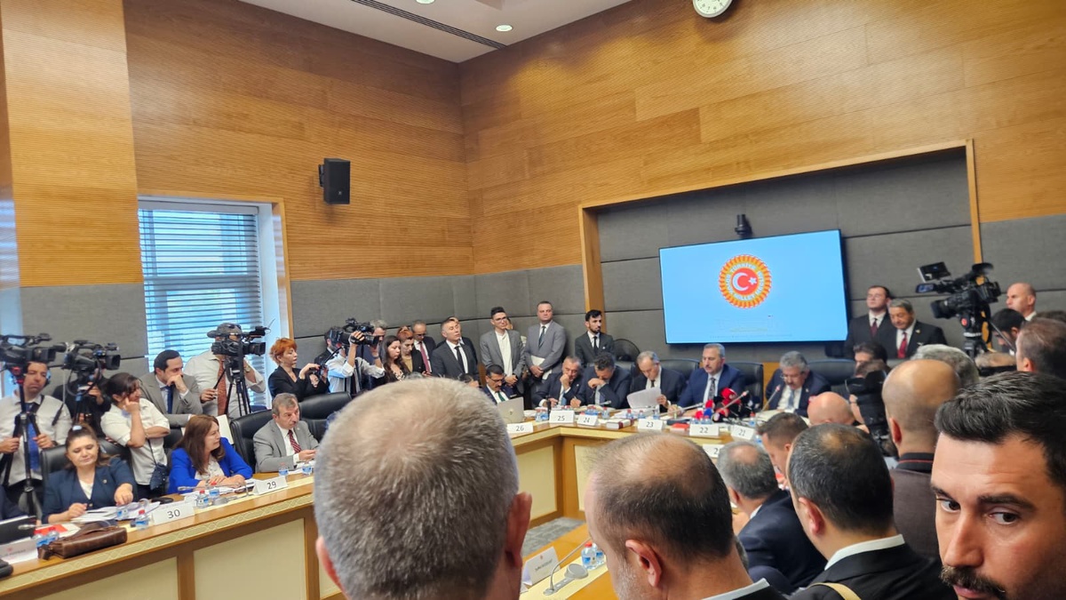 TBMM\'de Gergin Anlar: Öcalan\'a Teşekkür Tepkiyle Karşılandı
