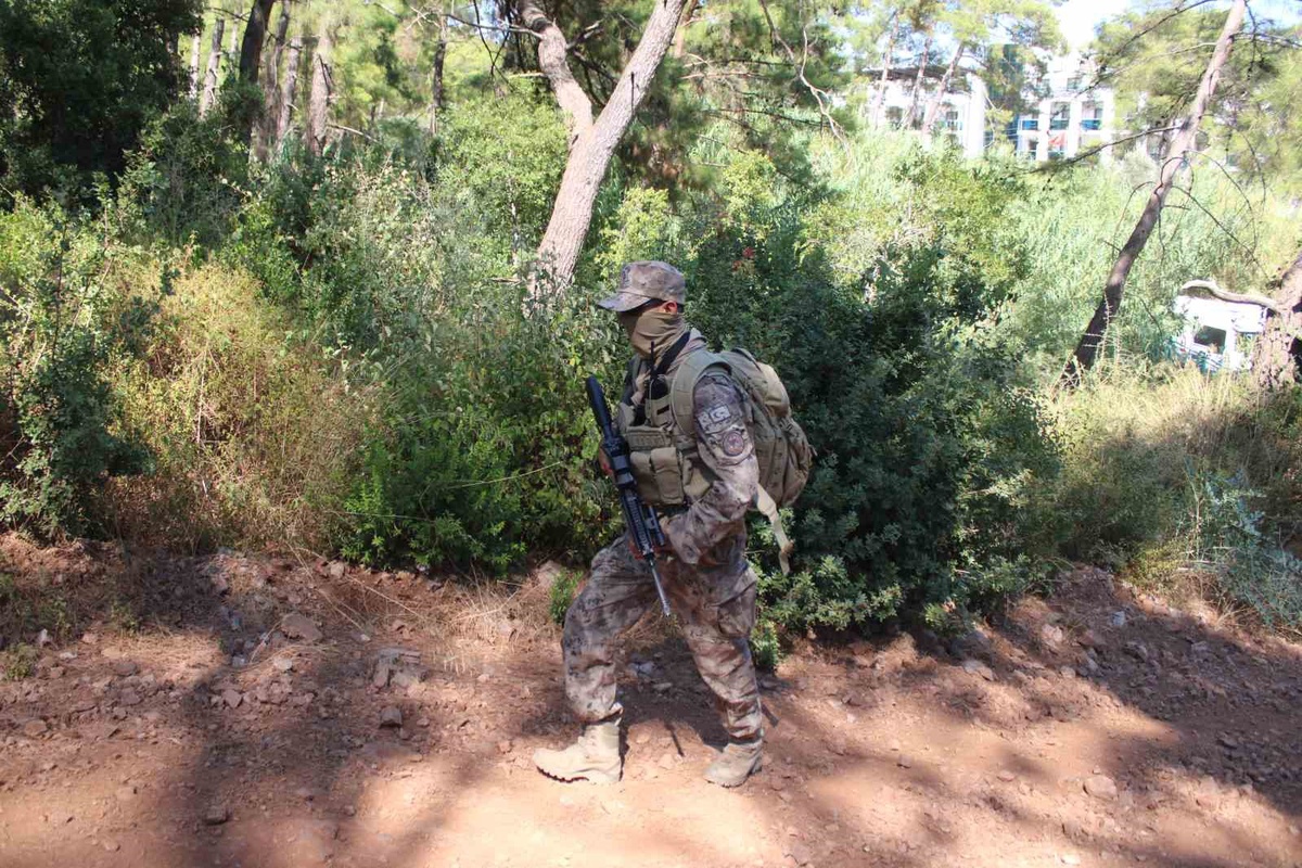 FETÖ sanığı Karatepe Marmaris\'te yer gösteriyor