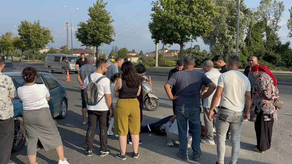 Düzce\'de Motosiklet-Otomobil Çarpışması: 1 Yaralı