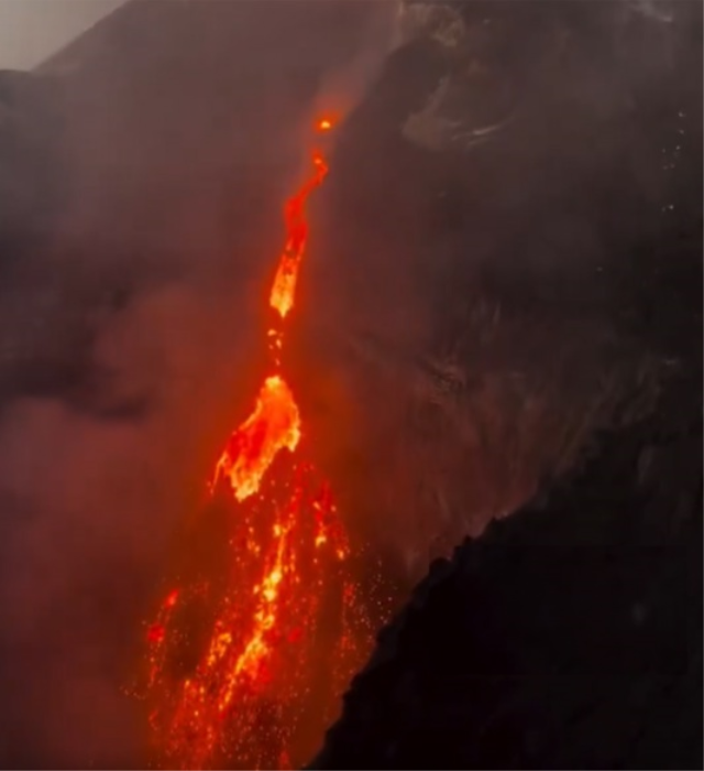 Etna Yanardağı yeniden faaliyete geçti: Lav ve kül bulutu gökyüzünü kapladı