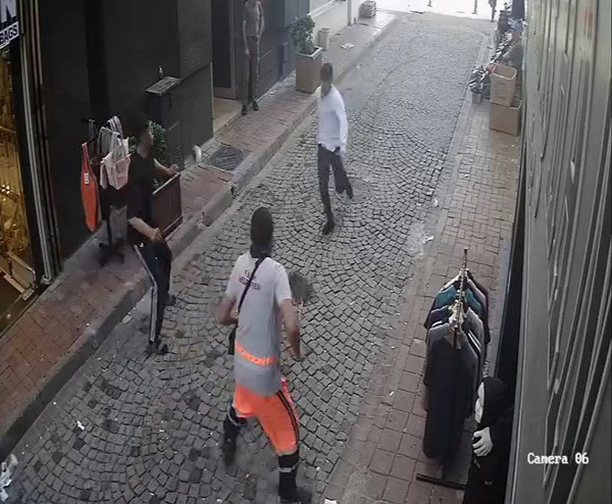 Fatih’te tramvayda telefon çaldıktan sonra kaçan hırsıza, temizlik personelinden süpürgeli müdahale kamerada