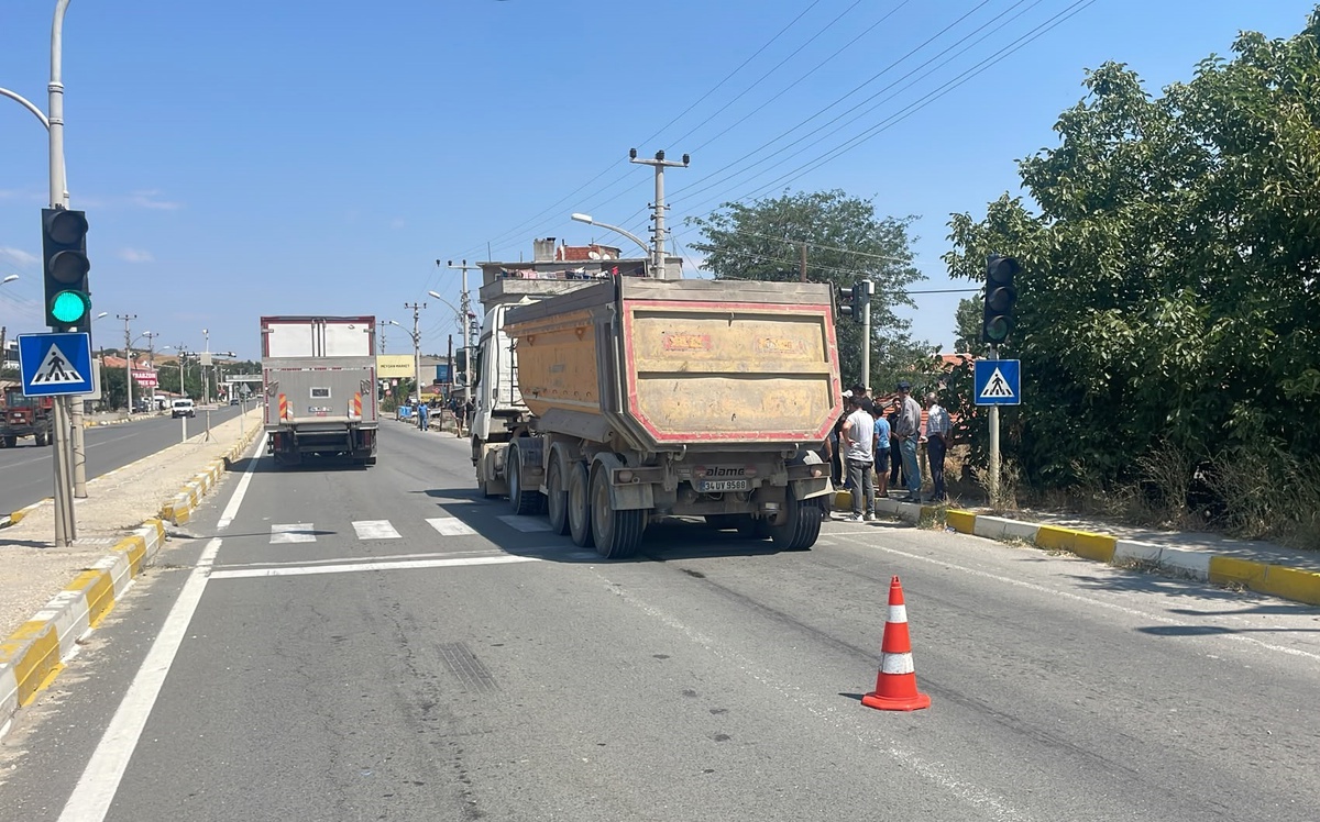 Keşan\'da Kamyon Çarpan Yaşlı Adam Ağır Yaralandı