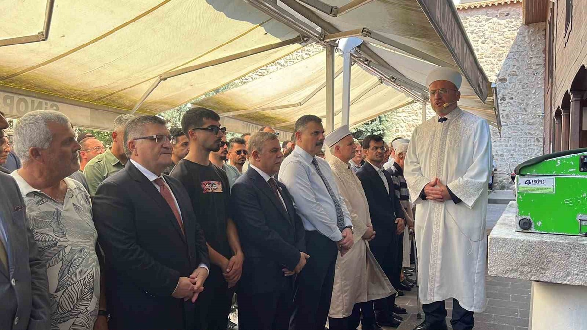 Bakan Çiftçi Sinop\'ta Cuma Namazı Kıldı