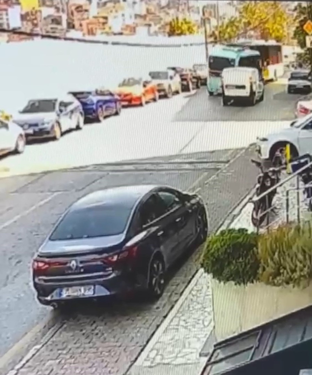 Kağıthane\'de Minibüs ile Otobüs Çarpıştı