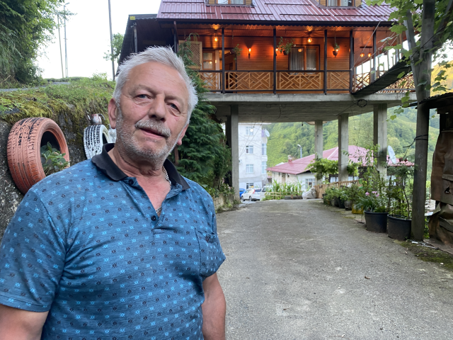 Karadeniz'in pratik zekası yine şaşırttı: Yolun 7.5 metre üstüne dev villa yaptı