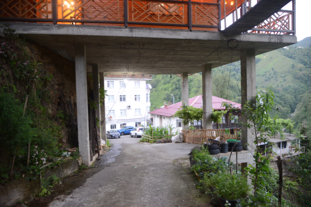 Karadeniz'in pratik zekası yine şaşırttı: Yolun 7.5 metre üstüne dev villa yaptı
