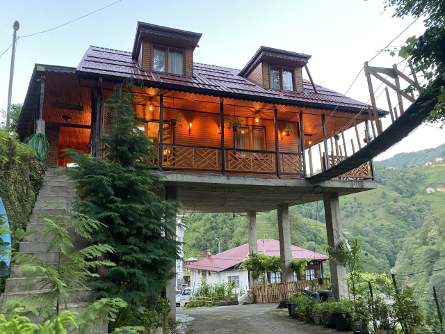 Karadeniz'in pratik zekası yine şaşırttı: Yolun 7.5 metre üstüne dev villa yaptı