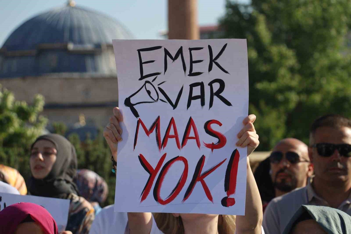 Sivas\'ta Eğitimde Kriz: Veliler ve Öğretmenler Meydana Çıktı