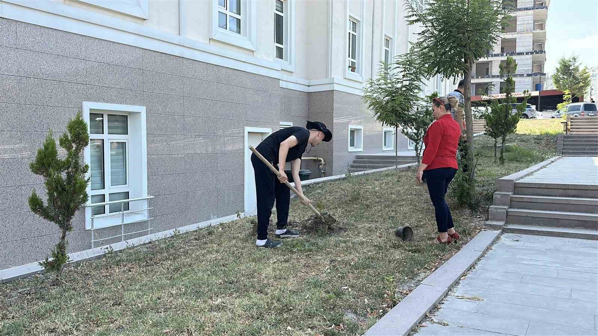 Genç, Adliye Bahçesine 10 Fidan Dikti