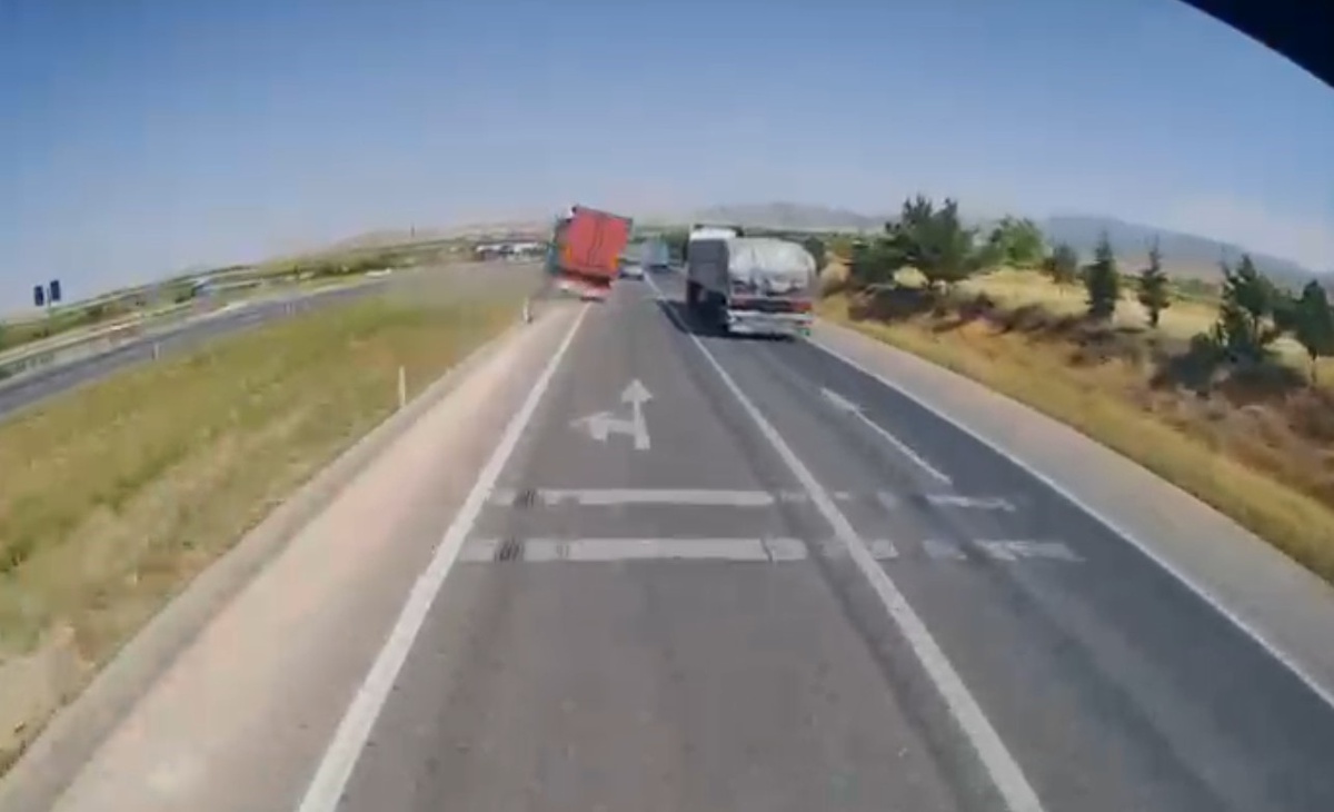 Konya\'da TIR Kazası: 1 Ölü, 10 Yaralı