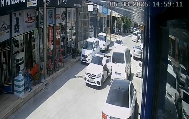 Konya'da maskeli gasp dehşeti: Dükkan önündeki araçtan 1 milyon TL çalıp kayıplara karıştılar