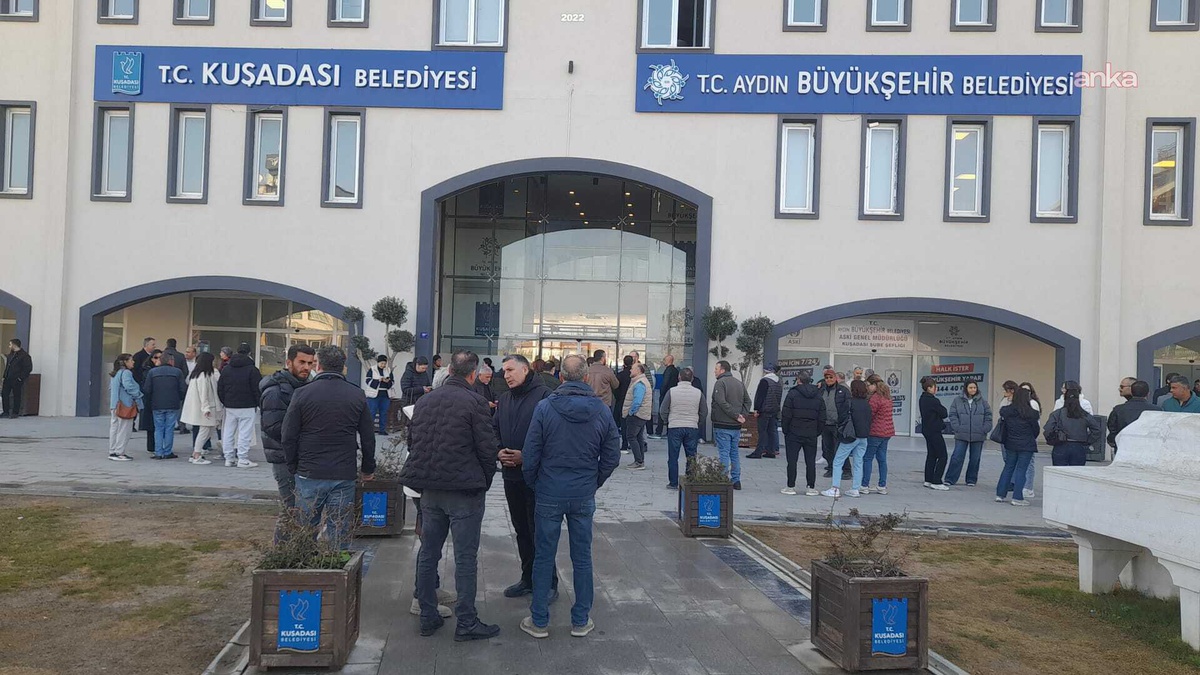 Kuşadası Belediyesi\'ne "rüşvet ve irtikap" operasyonu: 15 şüpheli gözaltına alındı