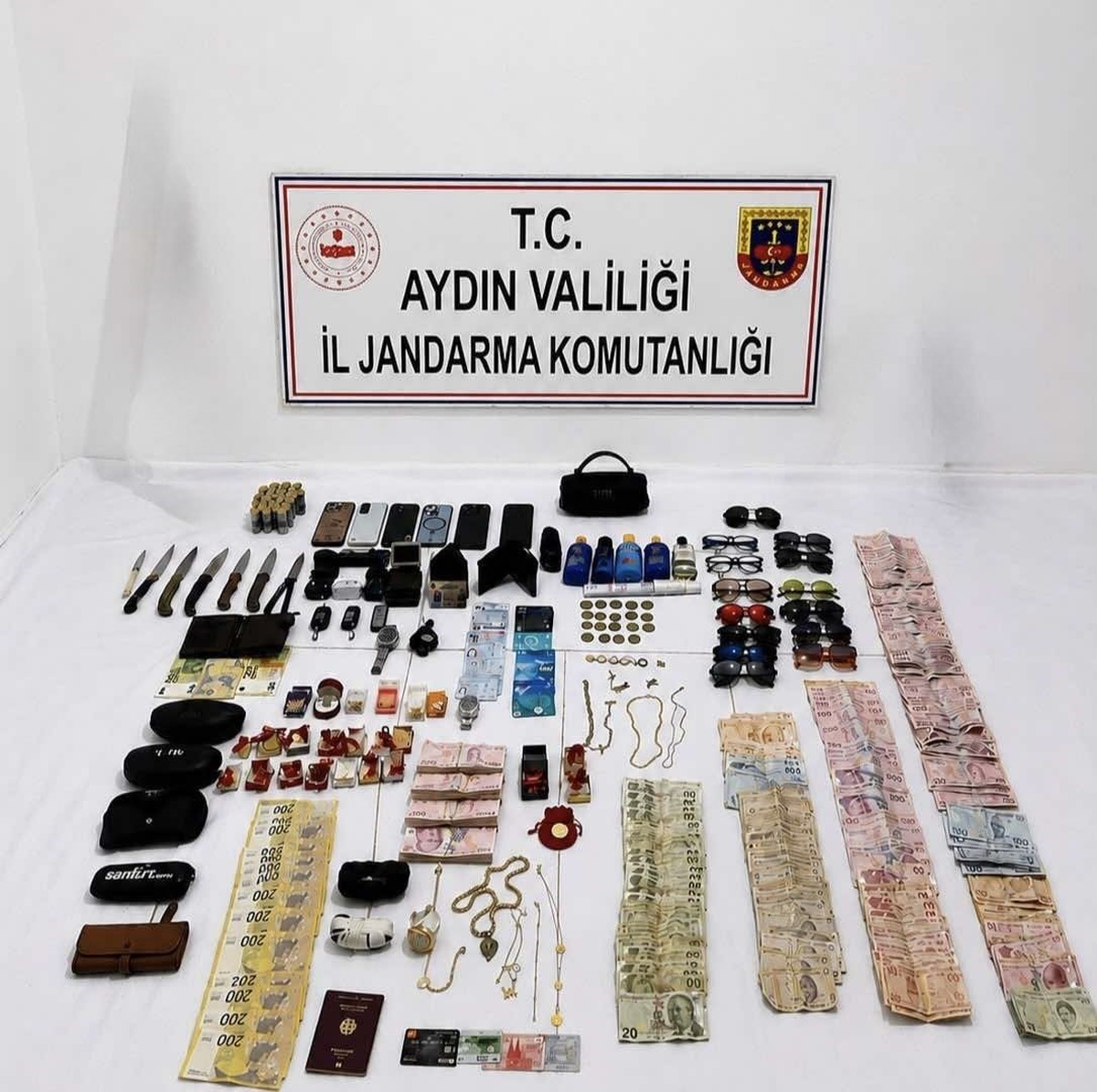 Kuşadası\'nda Hırsızlık Şüphelisi Suçüstü Yakalandı