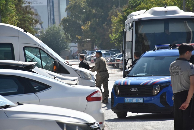 Menderes Belediye Başkanı Çiçek dahil 16 şüpheli adliyede