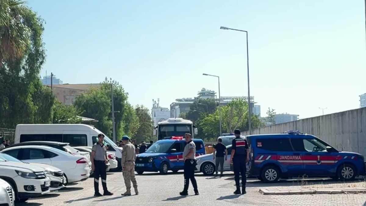 Menderes Belediyesi\'ne operasyon… Belediye Başkanı Çiçek dahil 16 şüpheli adliyeye sevk edildi