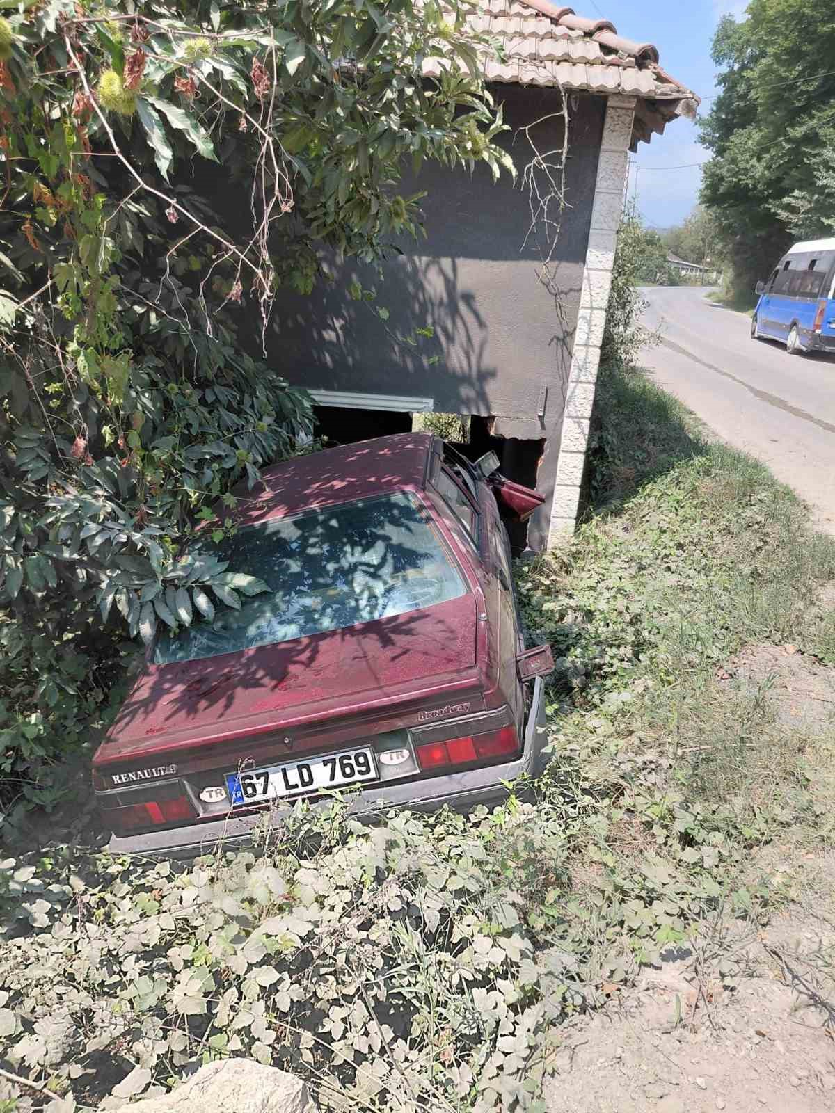 Zonguldak\'ta otomobil kulübeye çarptı: 1 yaralı
