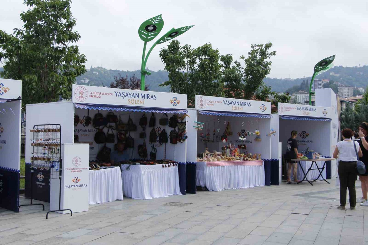 Rize’de ‘Yaşayan Miras Şöleni’ başladı