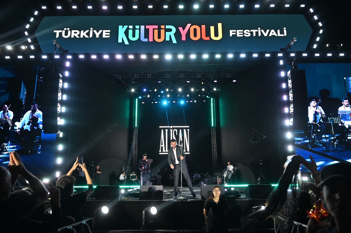 Alişan, Nevşehir Kültür Yolu Festivali\'nde Konser Verdi