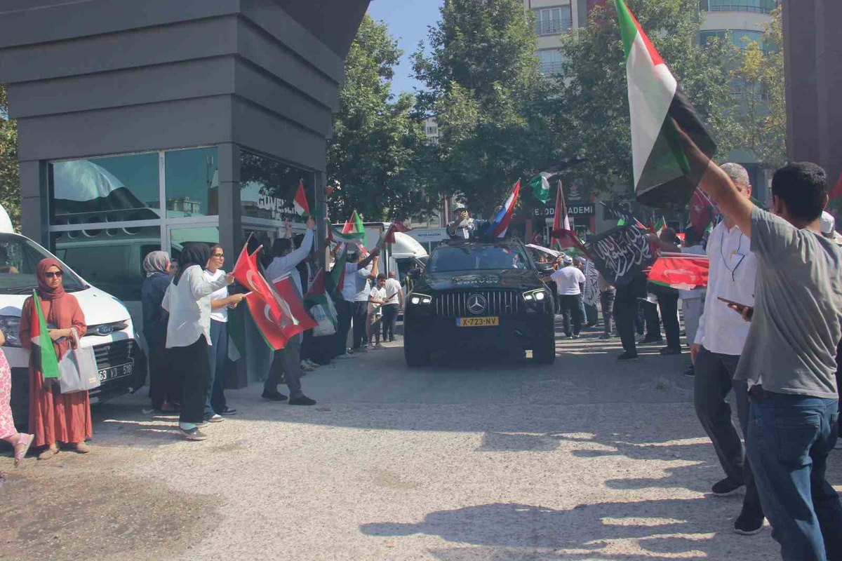 Filistin Konvoyu Şanlıurfa\'da coşkuyla karşılandı