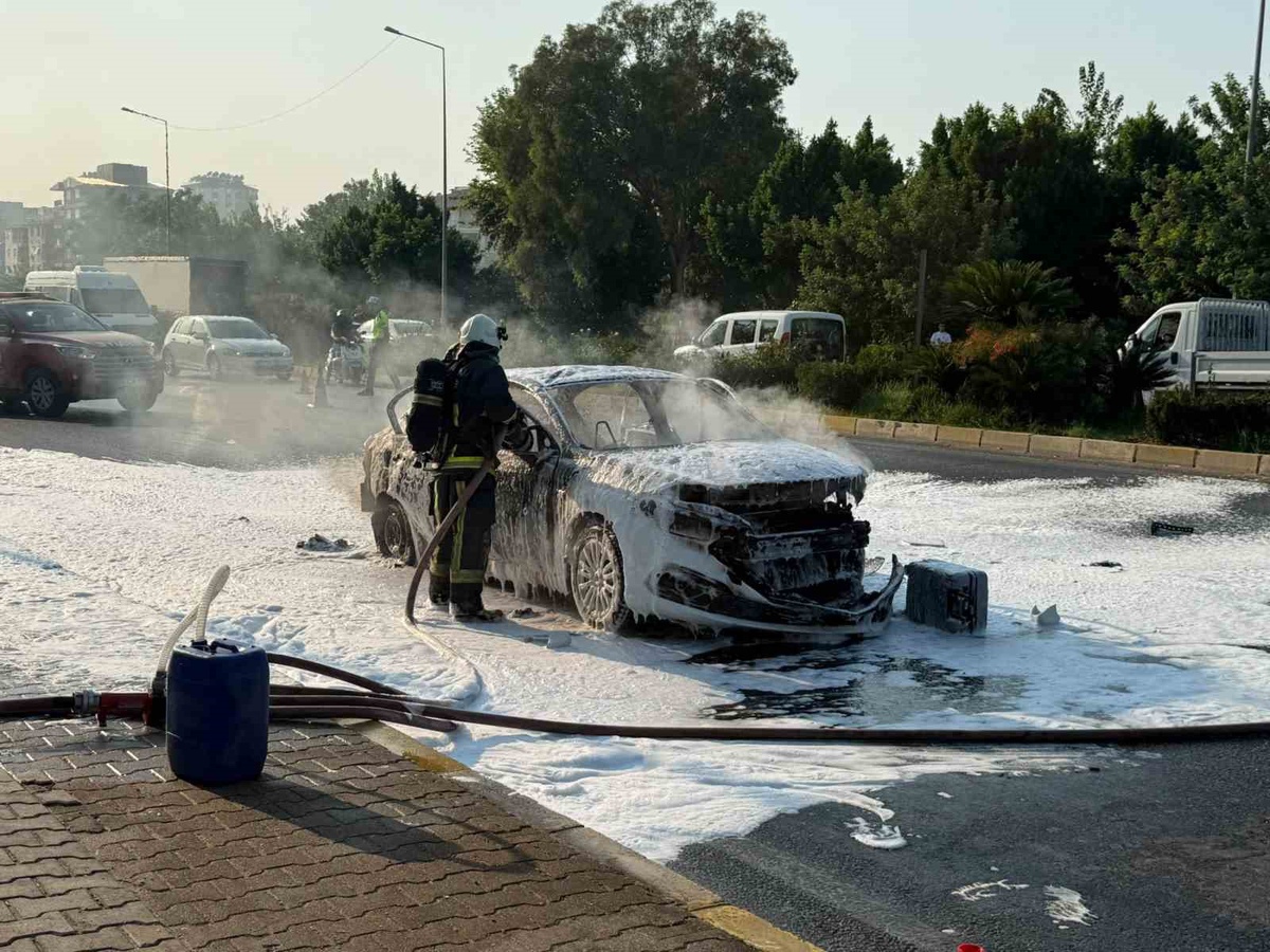 Antalya\'da LPG\'li Araç Yangını: 4 Yaralı