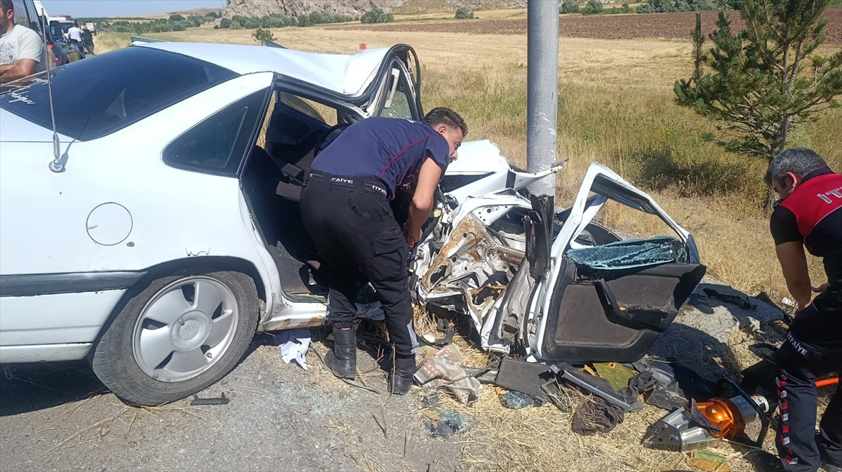 Şarkışla\'da Trafik Kazası: 3 Yaralı