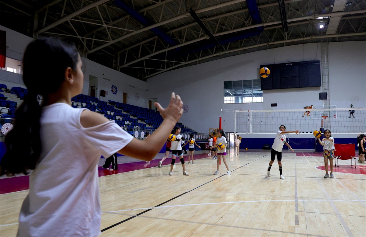 Hakkari\'de Spor Okullarıyla Eğlenceli Yaz