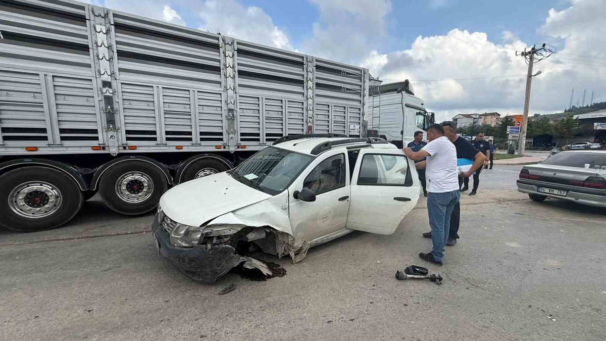 Kaynarca\'da Trafik Kazası: 2 Yaralı