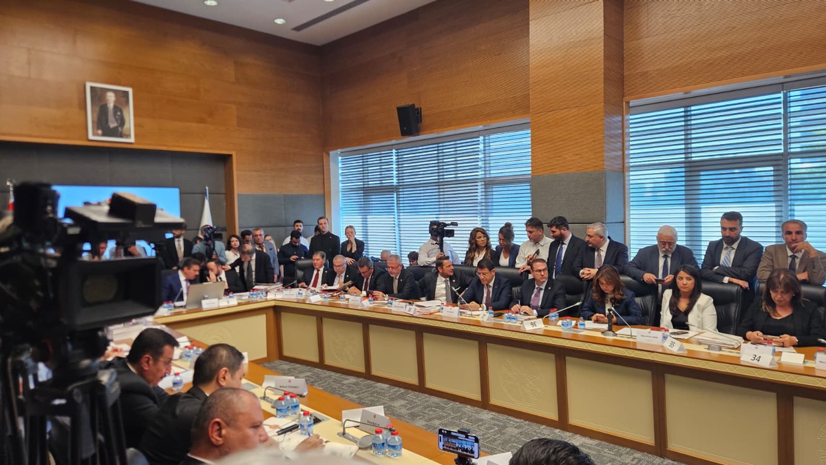TBMM Adalet Komisyonu\'nda "çerçeve yasa" teklifi görüşmelerinde salon krizi ve usul tartışması yaşandı