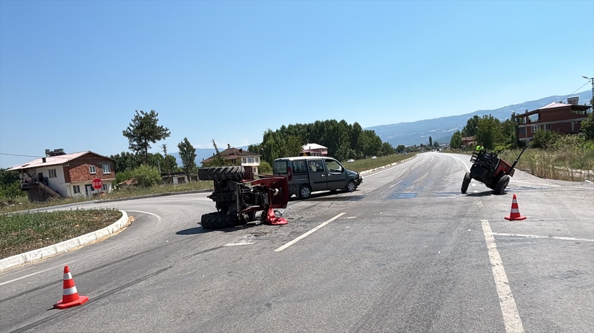 Niksar\'da Trafik Kazası: 5 Yaralı