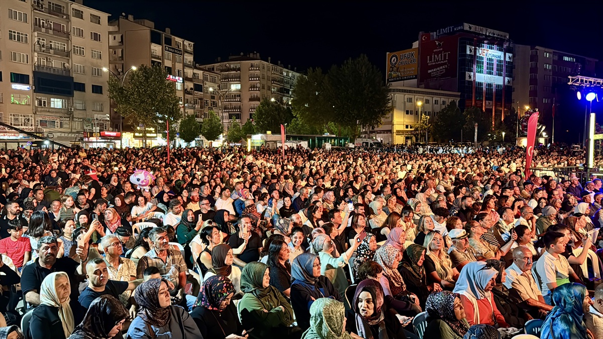 Kırşehir\'de TRT Sanatçılarıyla Konser Rüzgarı
