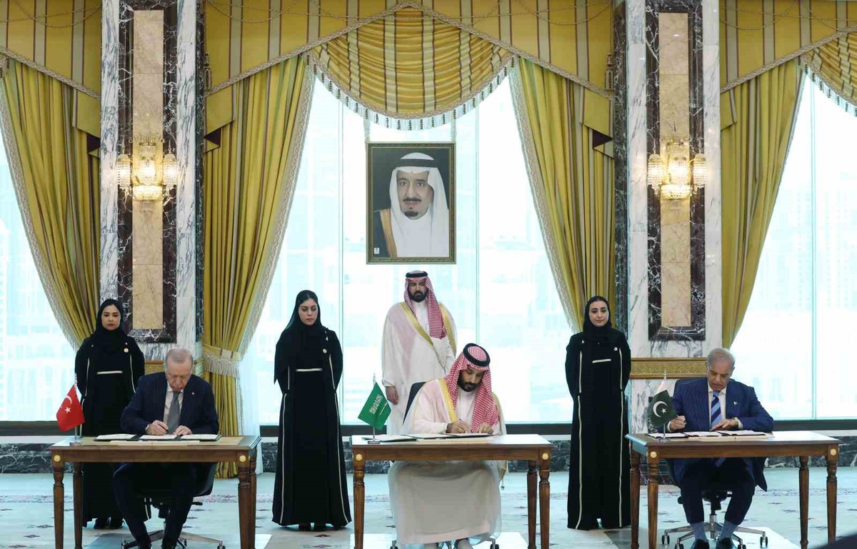 Türkiye, Pakistan ve Suudi Arabistan\'dan ortak savunma anlaşması