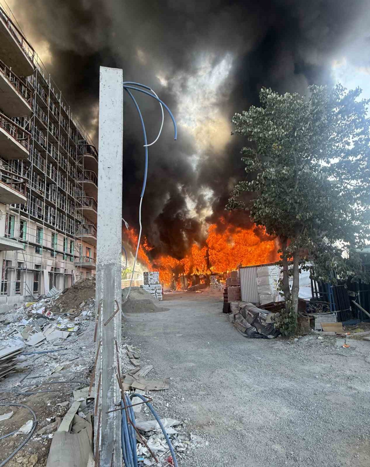 Tuzla\'da Konteyner Yangını Kontrol Altına Alındı