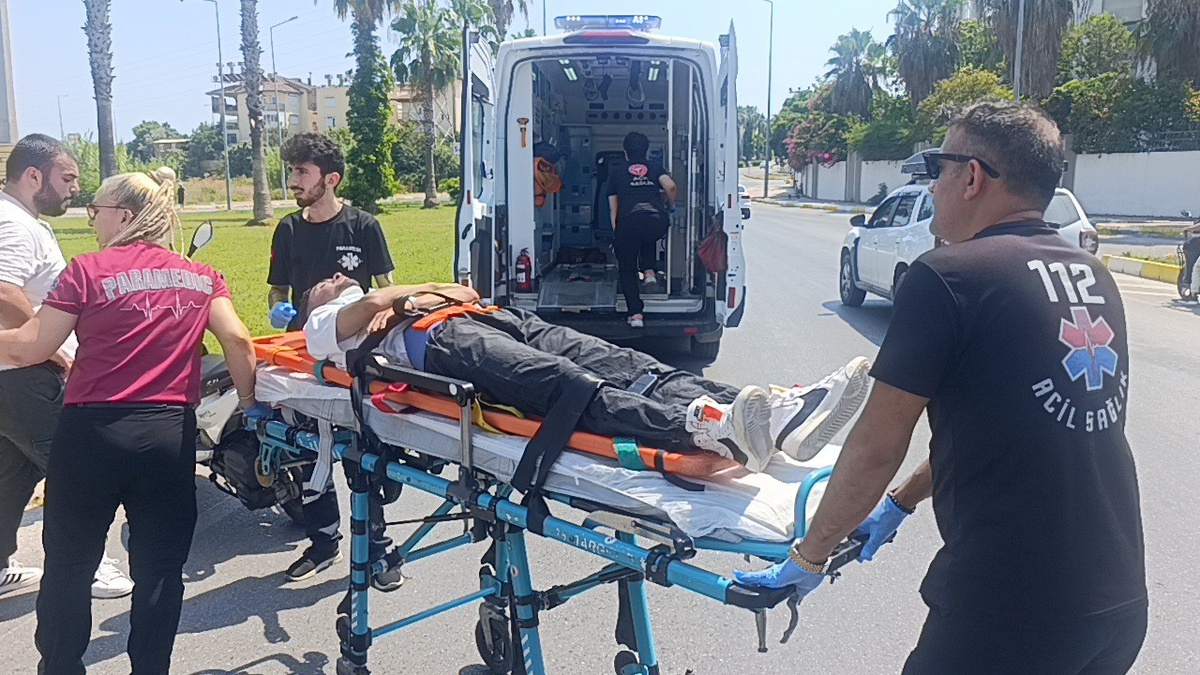 Antalya\'da Kaza: İtfaiyeye Yol Verirken Çarpıştı
