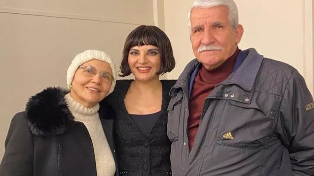 Yıllar sonra aynı şarkıyı bu kez çıplak sesiyle söyledi!