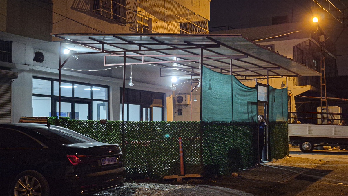 Adana\'da Kahvehaneye Silahlı Saldırı: 3 Yaralı