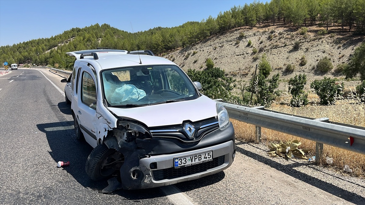 Besni\'de Trafik Kazası: 5 Yaralı