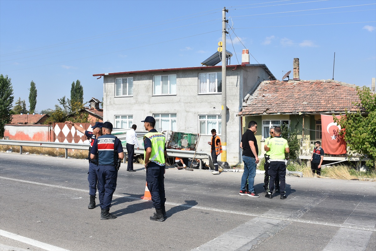 Afyonkarahisar\'da Trafik Kazası: 1 Ölü, 15 Yaralı
