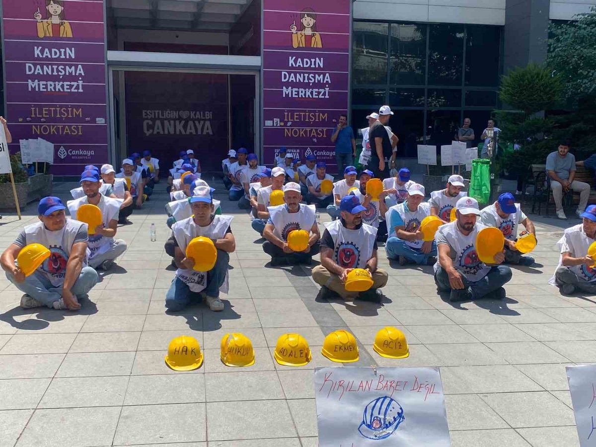 Alacaklarının ödenmediğini iddiasıyla bir araya gelen Doruk Madencilik çalışanları, Çankaya Belediyesi önünde eylem yaptı