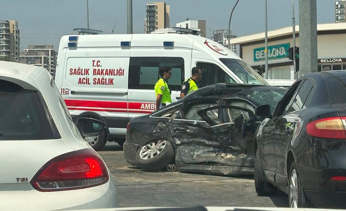 Mersin\'de Ambulans ve Otomobil Çarpıştı