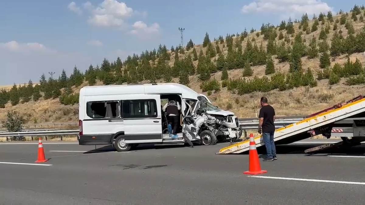 Ankara\'da Minibüs TIR\'a Çarptı: 7 Yaralı