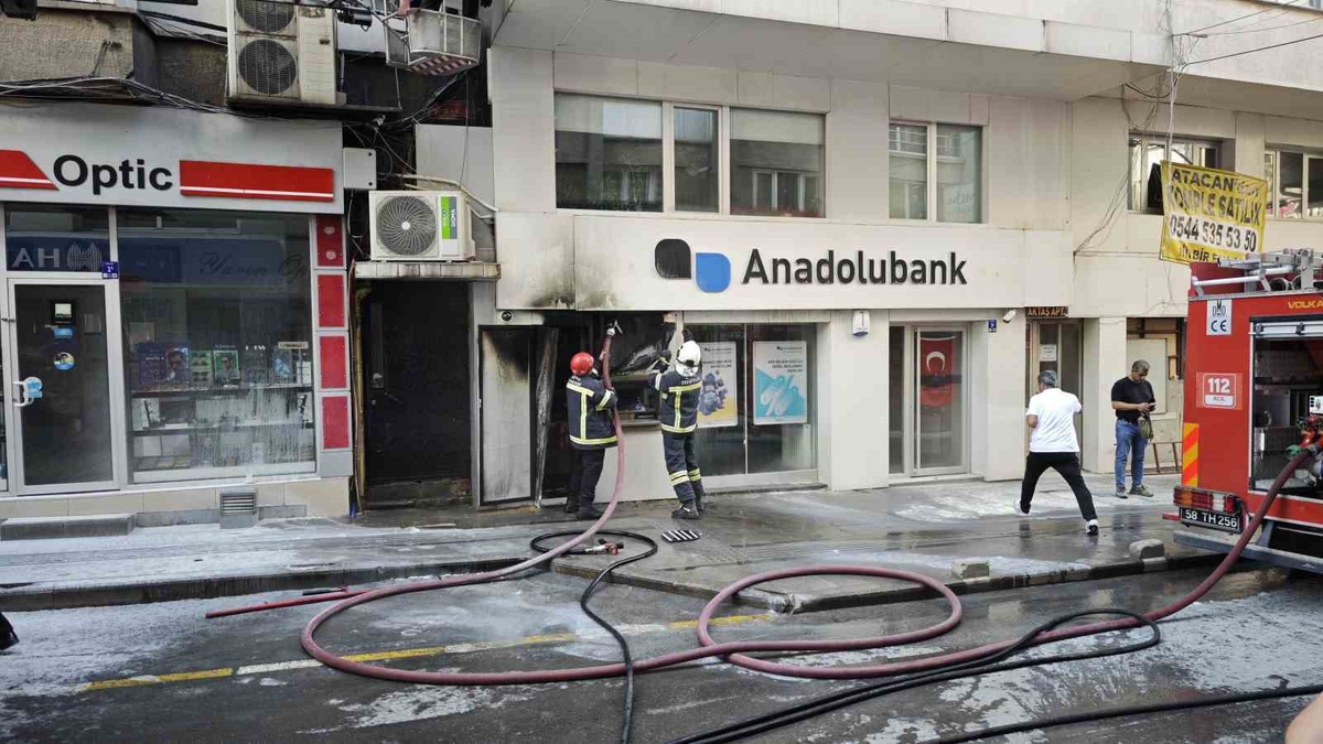 Sivas\'ta ATM Yangını Paniğe Neden Oldu