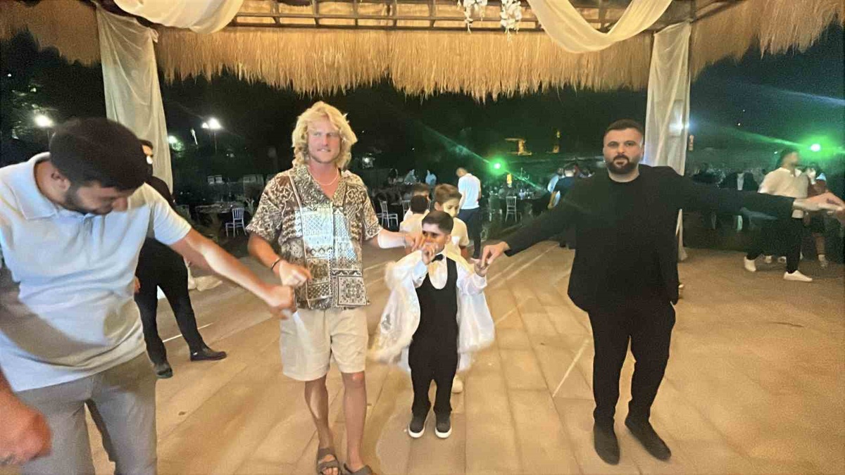 Turistlerden Sünnet Düğünü Rüzgarı