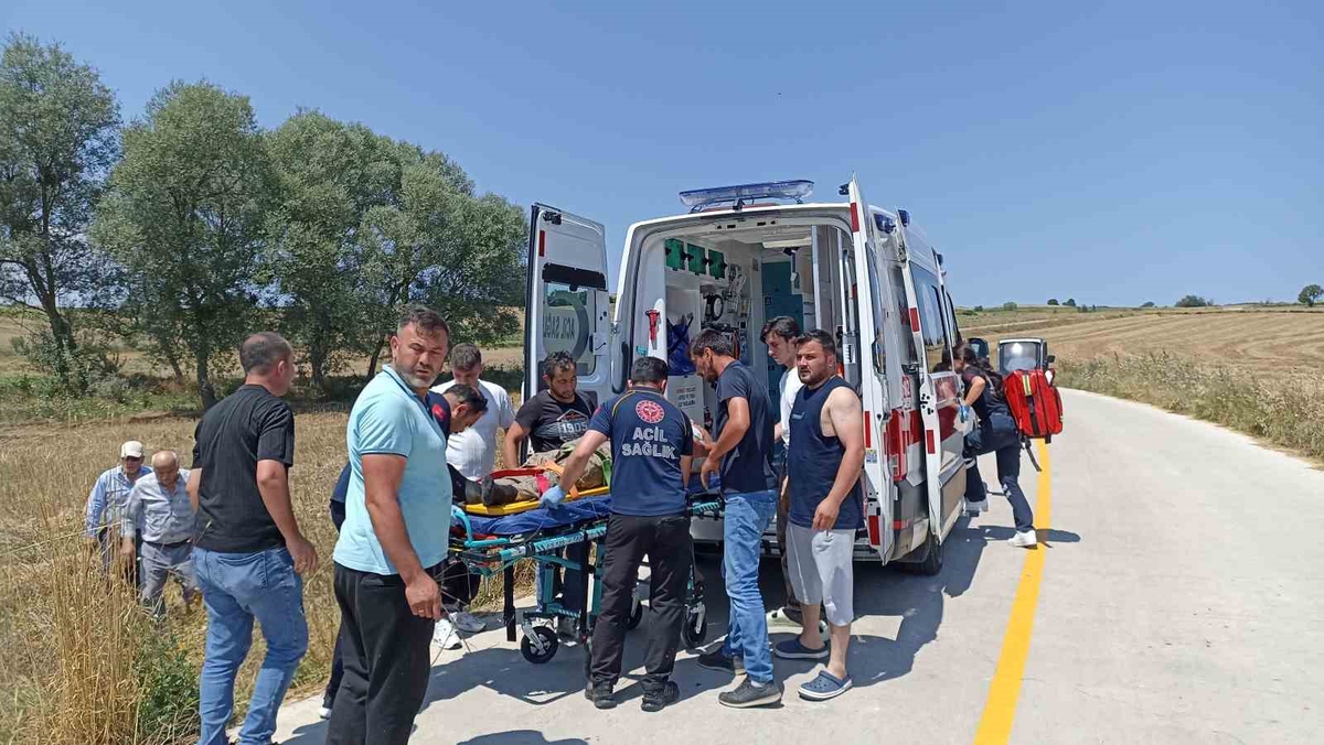Traktör Devrildi: Sürücü Yaralandı