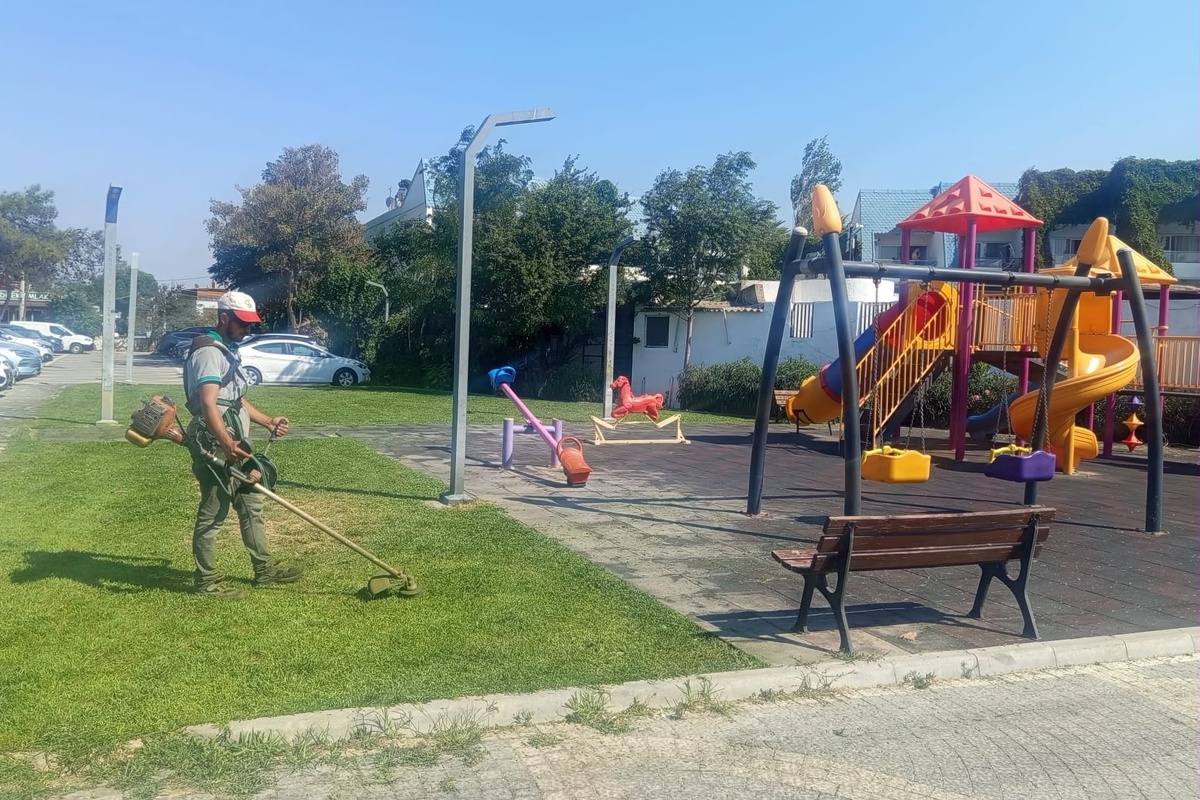 Burhaniye\'de Park ve Yeşil Alan Bakımları Sürüyor