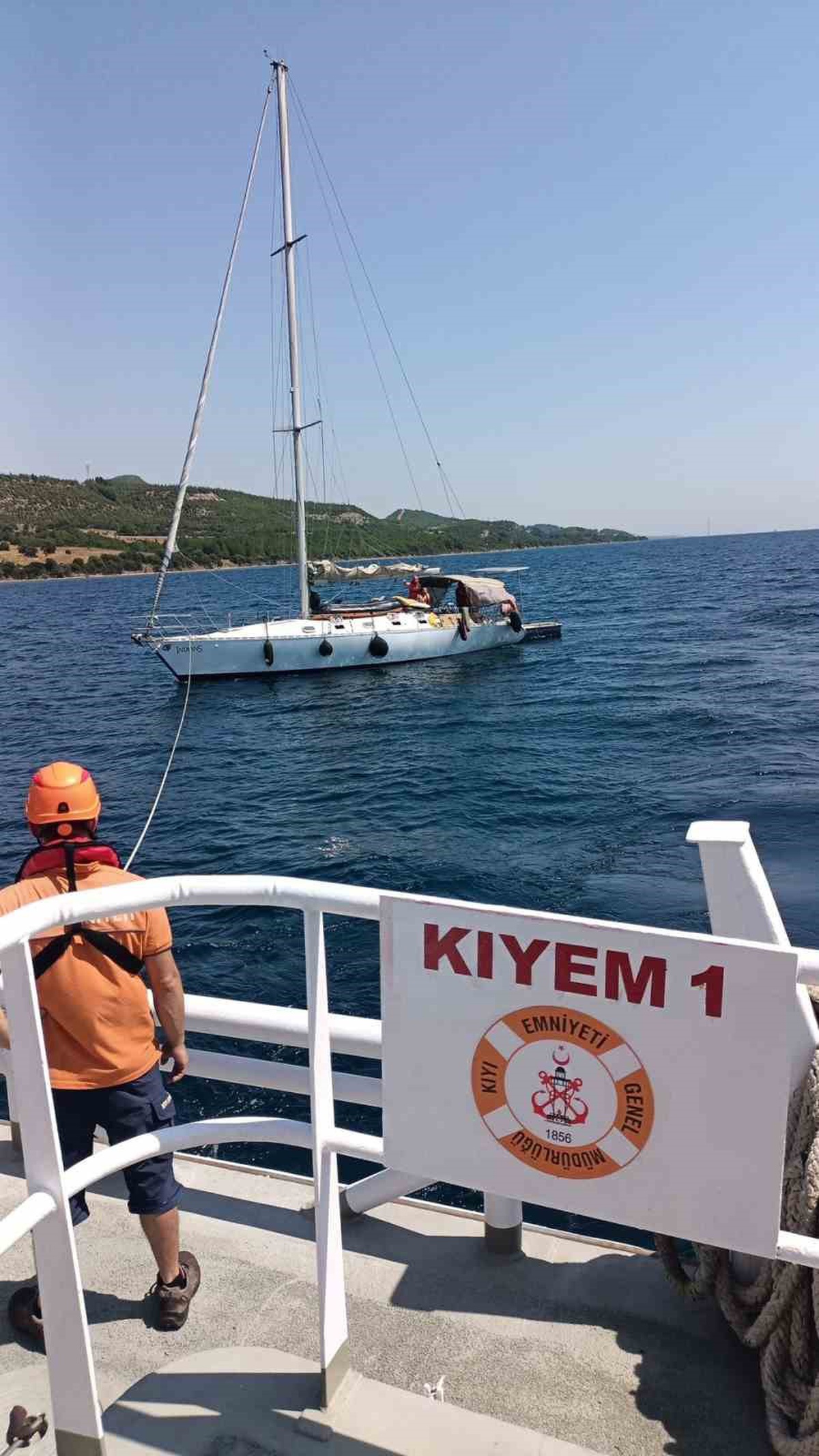 Çanakkale\'de sürüklenen tekne kurtarıldı