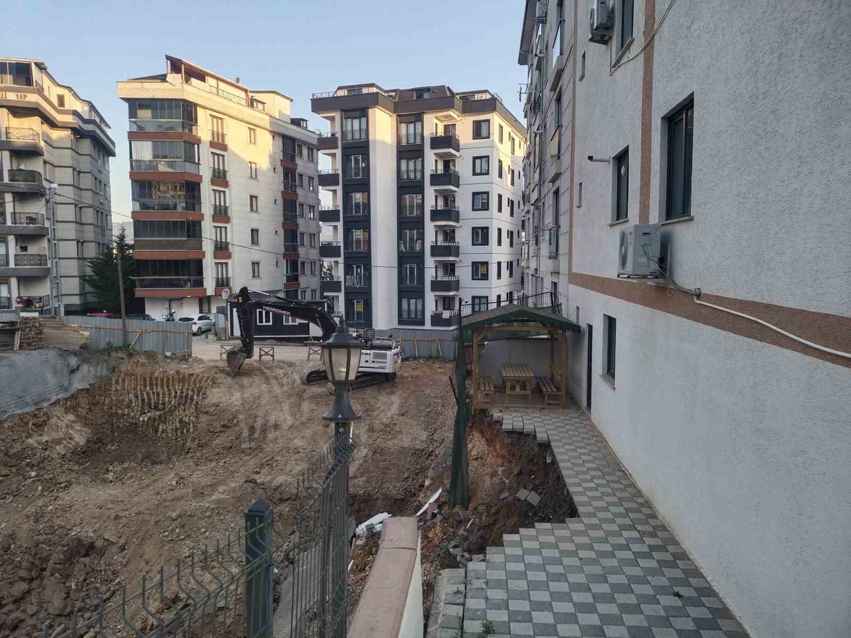 Çekmeköy\'de İnşaat Duvarı Çöktü