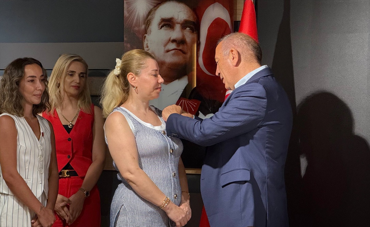 CHP İstanbul\'da Yeni Üyelere Rozet Takıldı
