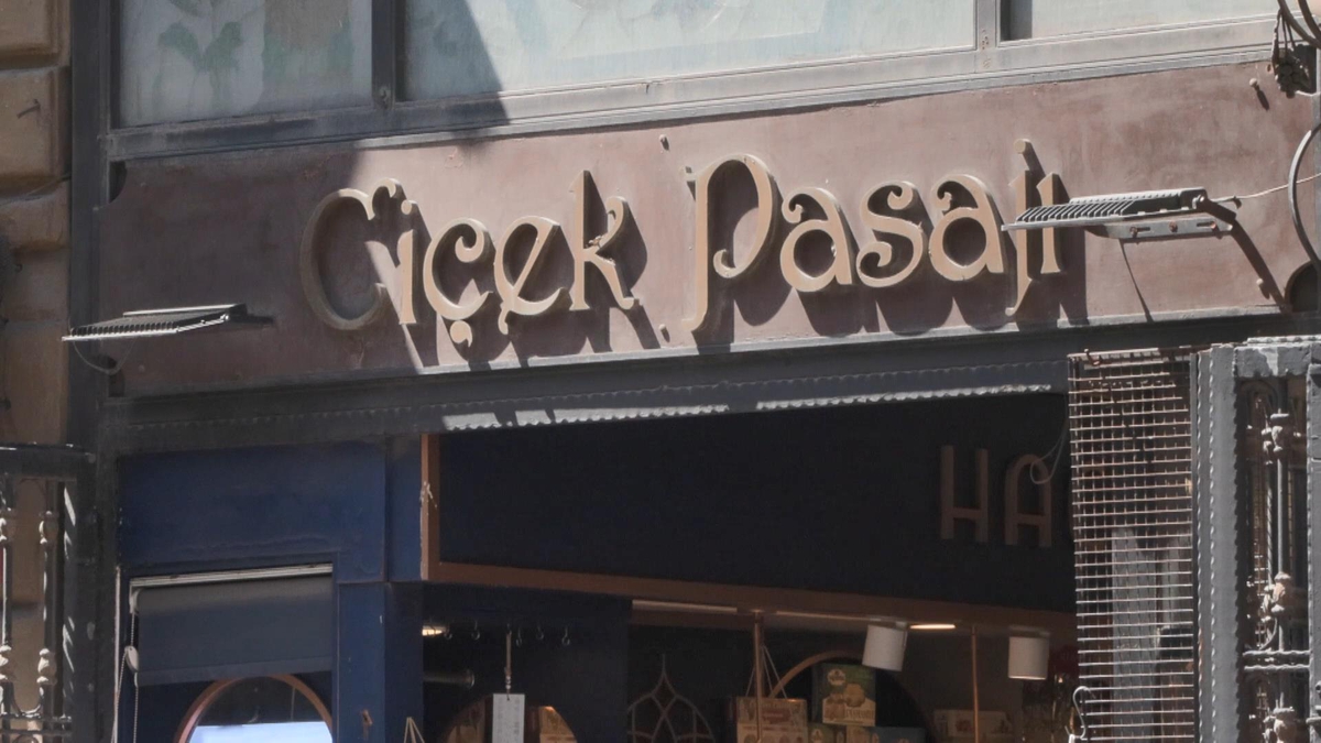 Herkesi rahatsız ediyor! Çiçek Pasajı\'nda tartışma yaratan görüntü